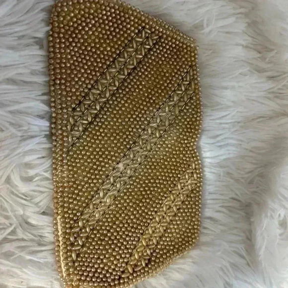 Vintage 1940s clutch purse.‎ Ivory color. Zipper closure. - Picture 1 of 9